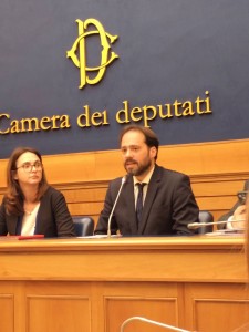 Lia Quartapelle, Andrea Gullotta nella sala stampa di Montecitorio